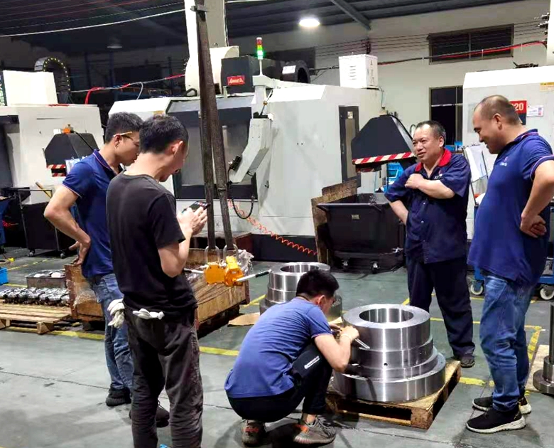 員工檢驗(yàn)大型精密零件
